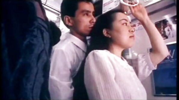 Seorang gadis dengan badan yang berminyak disentuh di atas sofa dengan baik