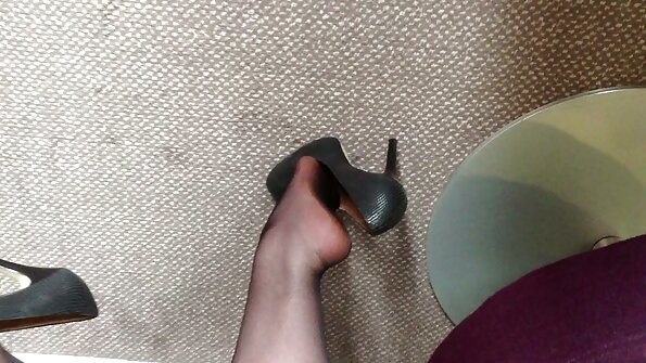 Seorang puteri Latina panas sedang menghamparkan kakinya di atas sofa.