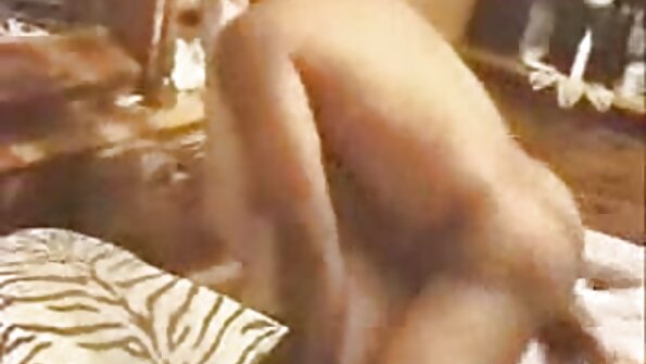 Seorang wanita panas sedang diurut dan dia juga dipukul