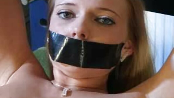 Berambut merah dengan senyuman seksi mendapat batang di mulut cantiknya