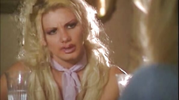 Seorang gadis solo sedang menolak dildo di bibir kemaluannya yang berisi hari ini