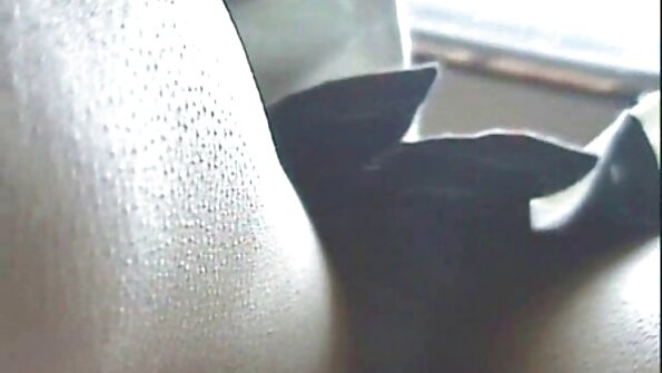 Bertiga sedang berlaku dengan dua amatur keriting dan seorang lelaki berbadan besar