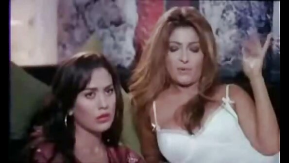 Babe berambut perang dalam pakaian dalam panas sedang melakukan hubungan seks dengan lelaki kurus