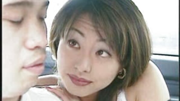 Pelacur berambut perang menggunakan alat penggetar secara anal untuk mendapatkan orgasme