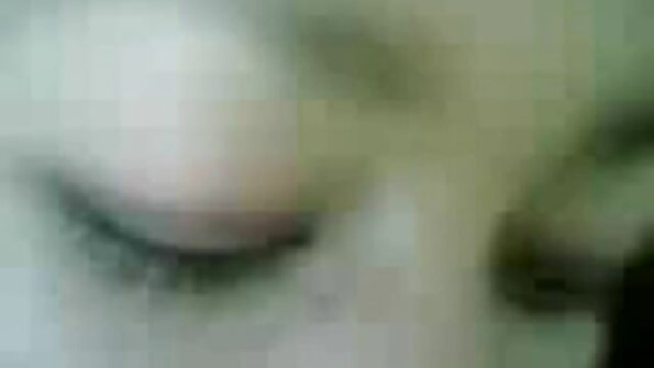 Madu berambut perang yang mempunyai keldai seksi semakin merasuk farajnya