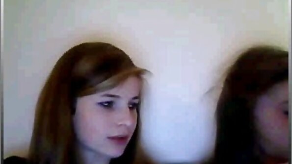 Jururawat berambut perang sedang meniduri pesakit lelakinya di pejabat