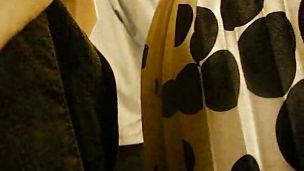 Seorang bimbo disentuh dalam pantatnya manakala tetek palsunya melantun