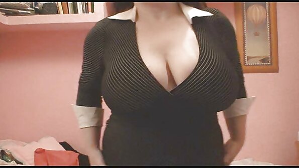 Seorang wanita kulit hitam yang mempunyai keldai yang besar semakin disetubuhi dengan baik