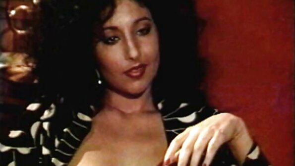 Seorang berambut perang sedang menanggalkan tualanya dan dia semakin disentuh