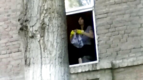 Seorang berambut perang berada di atas meja, disentuh dengan keras di sini