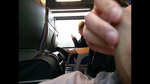 Seorang berambut perang tersenyum apabila dia mendapat batang besar di dalam badan cantiknya