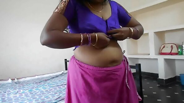 Seorang berambut perang yang mempunyai payudara kecil sedang membuka kaki panjangnya untuk seorang lelaki