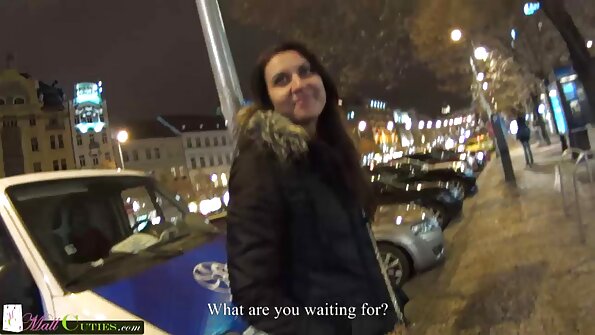 Si rambut coklat berwajah cantik sedang menikmati seks di atas katil