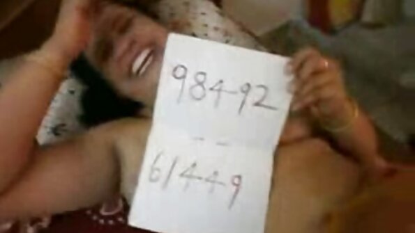 Si rambut coklat dengan rambut panjang berada di sisi, menerima batang dalam ragutnya