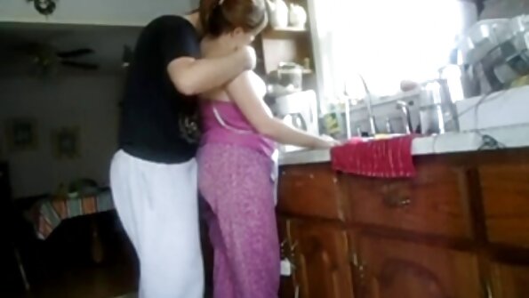 Si rambut coklat dengan tatu di lengannya disentuh kuat di atas katil