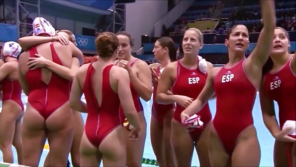 Anak ayam dengan kemaluan yang cantik disentuh pada hud kereta