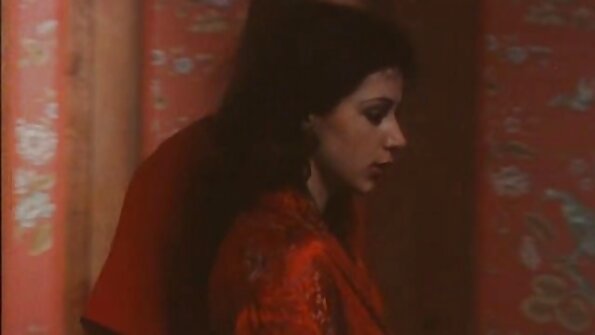 Comel ponrstar menunggang ayam jantan yang betul di rumah