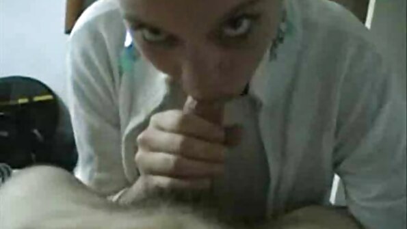 Remaja si rambut coklat comel dengan rambut kerinting menggembirakan kekasih panasnya