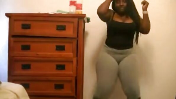 Si rambut merah panas sedang menjilat faraj berbulu dalam tahanan