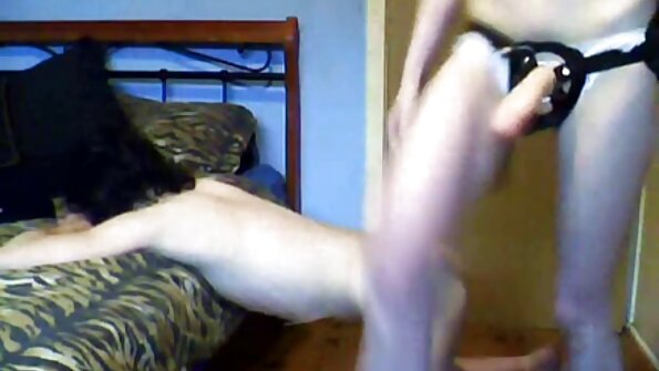 Amatur berstokin hitam sedang melakukan hubungan seks dengan pasangannya