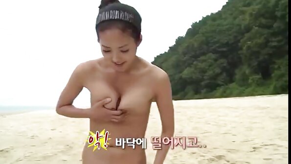 Kanak-kanak perempuan dubur mendapat diregangkan dalam semua pantat fucking bertiga