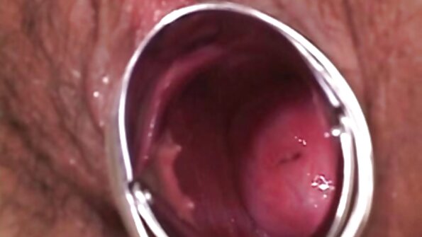 Seorang wanita kurus dengan faraj yang dicukur sedang membuka mulutnya untuk menjilat batang