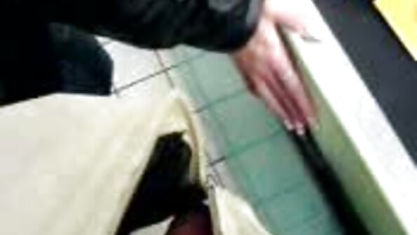 Remaja si rambut coklat yang suka dibelai sangat keras