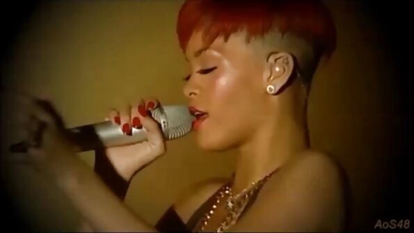 Seorang wanita berpayu dara besar dan pantat besar sedang disetubuhi oleh ayam jantan