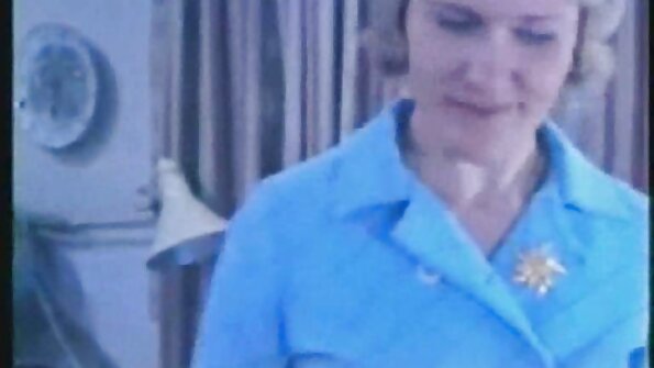 Berambut perang yang cantik turun di ruang bawah tanah untuk meniup zakar keparat dan meniup