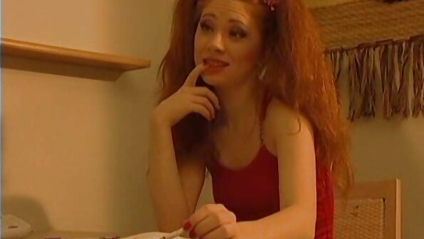 Payudara besar melantun pada batang perempuan murahan tegar yang melengkung