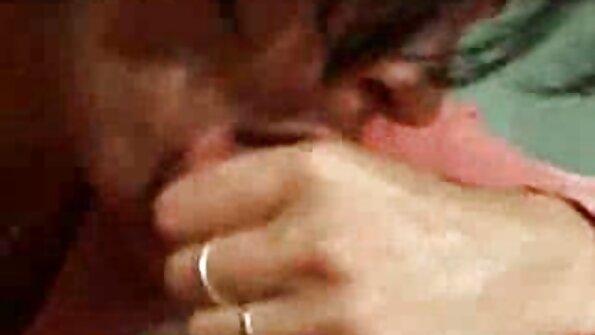 Berambut perang dengan rambut panjang menggunakan mulutnya dalam lubang kemuliaan pada sosej