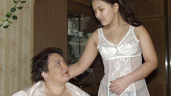 Seorang bimbo dengan mulut seksi mendapat ayam jantan di kemaluannya yang berair