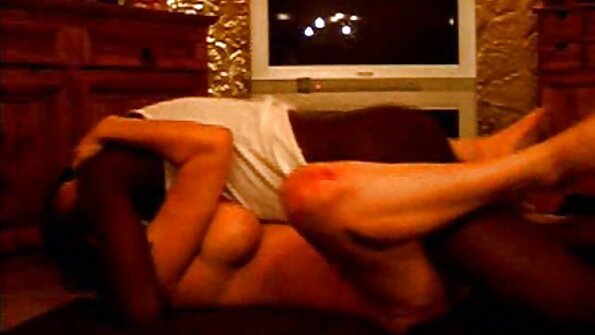 Seorang bimbo dengan kemaluan yang dicukur sedang merasakan batang besar dalam kemaluannya yang basah