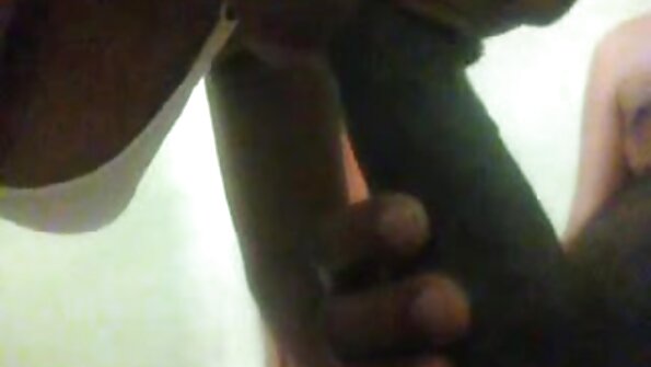 Seorang berambut perang yang suka menelan air mani mendapat telanjang dan dia membongkok