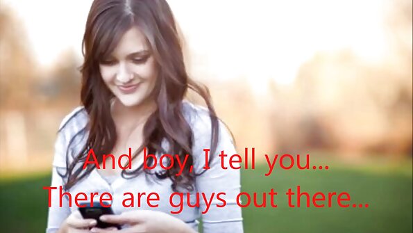 Seorang berambut perang dengan buah dada besar sedang dijaga oleh dua lelaki besar