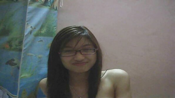 Seorang puteri bermata biru sedang mengintai ayam jantan besar semasa di atas katil