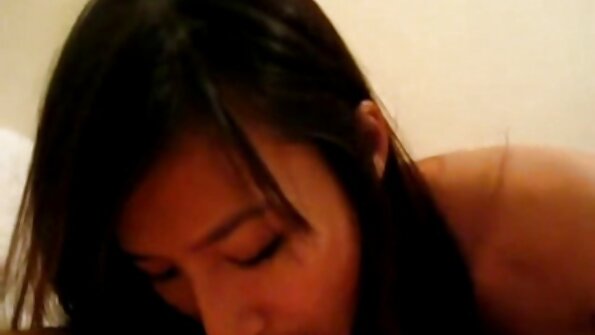 Seorang si rambut coklat berada di dalam kereta polis, ditembusi secara mendalam