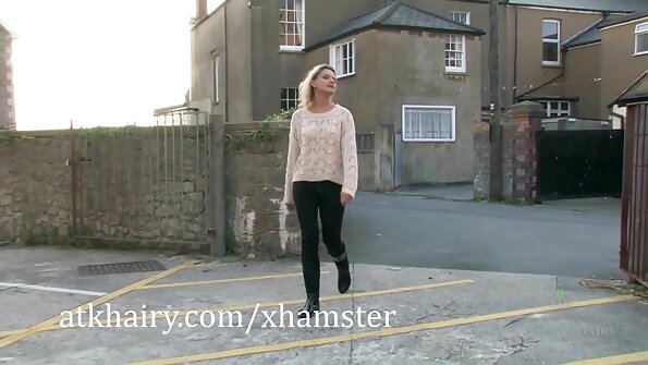 Seorang si rambut coklat yang suka zakar sedang menghisap yang panjang di atas katilnya