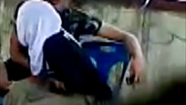 Seorang si rambut coklat berpayudara kecil sedang melakukannya dengan tiga lelaki di dalam hutan