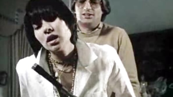 Seorang berawek berambut perang yang mempunyai payudara kendur dan besar semula jadi menghisap batang