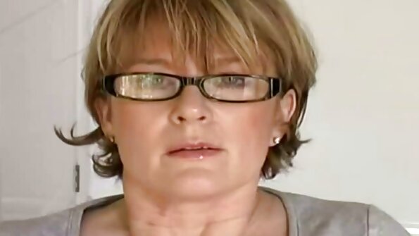 Seorang gadis berada di atas meja pool, bermain dengan beberapa bola dan pussy