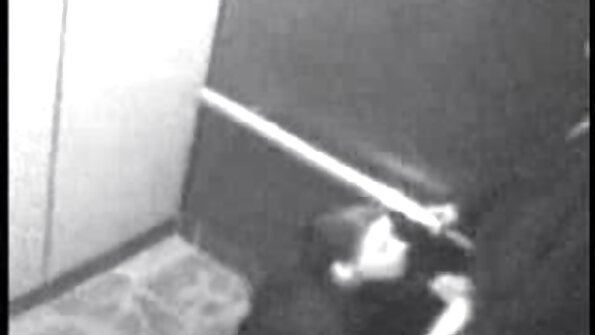 Benda panas terasa batang masuk ke dalam punggungnya yang basah