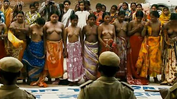 Seorang ibu milf mendapat teman lelakinya babes remaja untuk meniduri kemaluannya yang basah