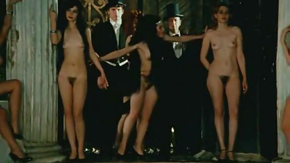 Seorang milf dengan beberapa buah dada besar semakin kacau di atas meja urut