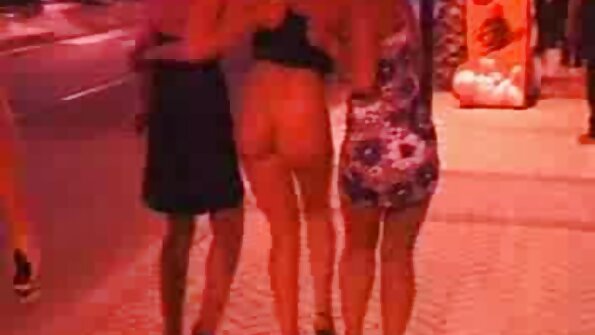 Nympho seksi dengan keldai yang cantik disentuh di atas meja pool