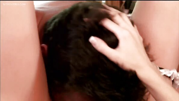 Dua gadis yang suka mainan seks mereka sedang meniduri satu sama lain