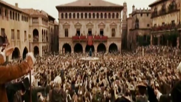 Seorang wanita ditutup dengan cat badan dan kemudian dia disentuh