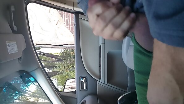 Cougar berambut perang telah semua lubangnya ditembusi oleh dudes bertopeng