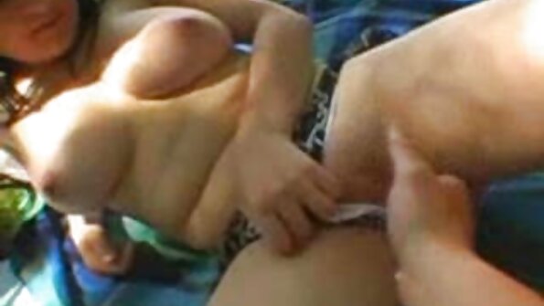 Berambut perang yang mempunyai pantat besar mendapat dua ayam besar di pantatnya