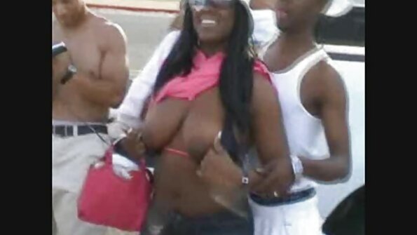 Awek solo gadis duduk di tepi sungai dan bermain dengan dia